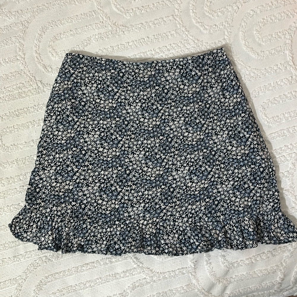Abercrombie Navy Floral Skirt! Ruffle bottom and zipper on side.